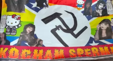 Zagadkowa flaga na szczycie wieży w Wysokiem Mazowieckiem. Trwa ustalanie sprawców