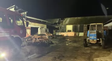 Dziesięć zastępów straży walczyło z pożarem budynków gospodarczych w gminie Nowe Piekuty [foto]