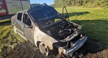 Ugaszono pożar samochodu w pobliżu lasu w gminie Ciechanowiec