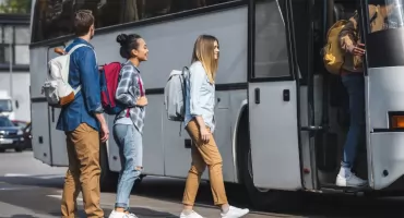 Prywatni przewoźnicy przejmują dowozy uczniów po cięciach PKS Nova