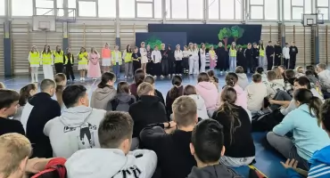 Teatr, odwaga i widoczność – spektakle „Zaczarowanej Kurtyny” w SP1