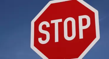 Dlaczego znaki ostrzegawcze są kluczowe dla bezpieczeństwa na drodze?