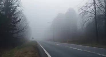 IMGW ostrzega przed gęstymi mgłami w Podlaskiem