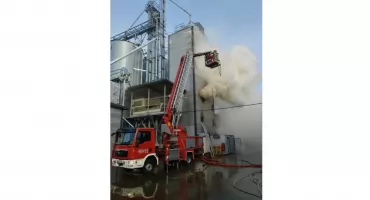 Pożar suszarni zboża w Kostrach-Noskach. Na miejscu działa 19 zastępów straży pożarnej