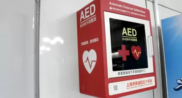 Defibrylator AED – jak technologia ratuje życie przy nagłym zatrzymaniu krążenia?