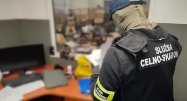 Podlaska KAS rozbija milionowy proceder. Nielegalny handel e-rowerami i hulajnogami ujawniony [foto+video]