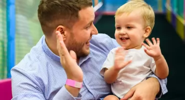 Coraz więcej mężczyzn korzysta z urlopu rodzicielskiego, ale coraz mniej – z urlopu ojcowskiego