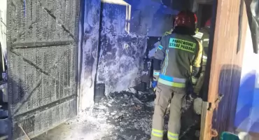 Nocny pożar w Ciechanowcu. Strażacy uratowali halę magazynową [foto]