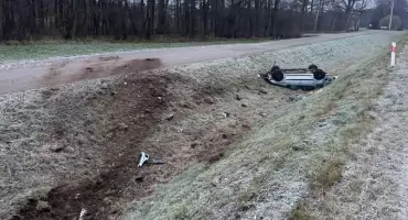 Dachowanie po zderzeniu dwóch aut. Jedna osoba w szpitalu [FOTO]