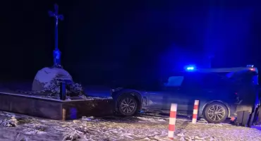 Wnory-Wiechy: Samochód wypadł z drogi i uderzył w przydrożny krzyż