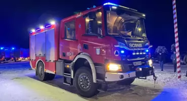 Nowy samochód wjechał do Starej Rusi przy blasku rac i dźwięku syren [foto]