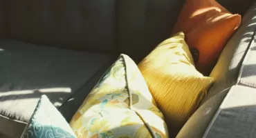 Jak zestawiać poszewki dekoracyjne? 5 złotych zasad kompozycji na kanapie