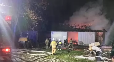 Nocny pożar stodoły w gminie Szepietowo. Spłonął ciągnik rolniczy [FOTO]