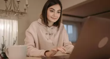 Styl i wygoda na kliknięcie co sprawia, że kobiety wybierają zakupy online?