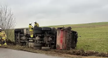 Śmieciarka przewróciła się na bok w Kobylinie-Borzymach [foto]