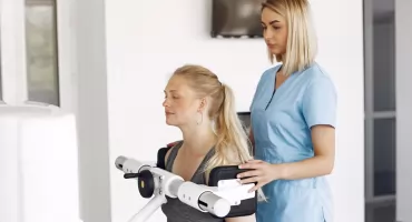 Świadczenie rehabilitacyjne po zasiłku chorobowym – jak je otrzymać i ile wynosi?