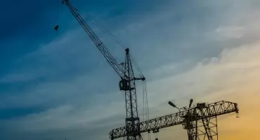 Ile kosztuje wynajem dźwigów w Warszawie? Przewodnik po cenach oraz realiach stołecznego rynku