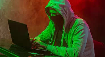 Uwaga na oszustów w okresie świątecznych zakupów – apel policji