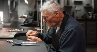 Praca zamiast emerytury? Seniorzy zyskują nawet 115 tys. zł bez podatku