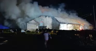 Płonie gospodarstwo w gminie Klukowo. Kilkudziesięciu strażaków walczy z ogniem [FOTO]