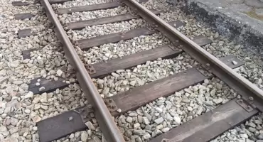 Cud na torach. Pociąg przejechał nad mężczyzną