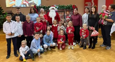 Rodziny zastępcze i ich podopieczni na wspólnym spotkaniu opłatkowym [foto]