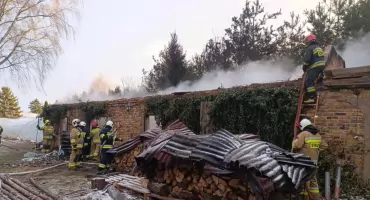 Pożar budynku gospodarczego w Jeńkach. Na miejscu kilka zastępów straży pożarnej [foto]