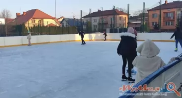 Czas na łyżwy! Niebawem otwarcie lodowiska przy LO w Wysokiem Mazowieckiem [GODZINY OTWARCIA]