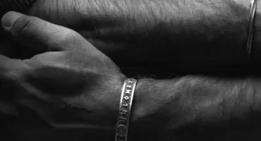 Srebrna męska skórzana bransoletka – detal, który mówi więcej niż słowa