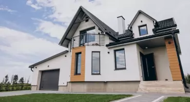 Kominek modułowy jako centralny punkt salonu – integracja z aranżacją wnętrza