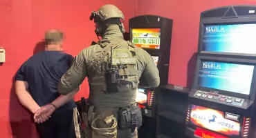 Setki zamkniętych salonów gier. Bilans walki z nielegalnym hazardem w 2025 roku [video]