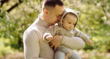 Coraz więcej ojców przejmuje opiekę nad dziećmi