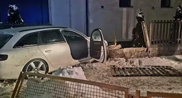 Przejechał rondo „na wprost” i wylądował na ogrodzeniu szkoły. Miał 2 promile