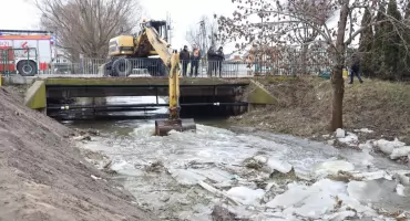 Zator lodowy na rzece Brok. Strażacy i ciężki sprzęt pracują przy ul. Jagiellońskiej [FOTO + VIDEO]