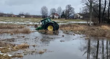 Uciekał ciągnikiem przed policją. Utknął w rzece