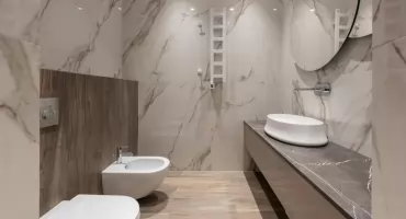 Meble łazienkowe na wymiar w Warszawie — poradnik wyboru i montażu