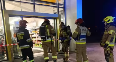 Interwencja strażaków w Kuleszach Kościelnych. Podejrzenie ulatniającego się gazu w sklepie 