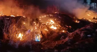 Pożar odpadów w Wnorach-Kużelach. Na miejscu pracowało pięć zastępów straży [foto]