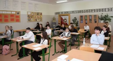 XXIV Powiatowe Dyktando za nami. Młodzi mistrzowie języka polskiego nagrodzeni [foto]