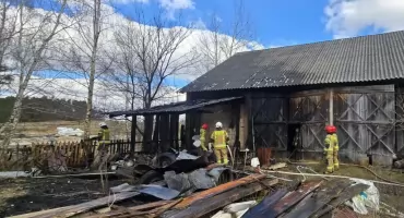Pożar w gminie Kobylin-Borzymy. Ogień zagroził budynkom gospodarczym [foto]