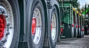 Największe wyzwania w transporcie ponadgabarytowym i dlaczego doświadczenie operatora ma kluczowe znaczenie