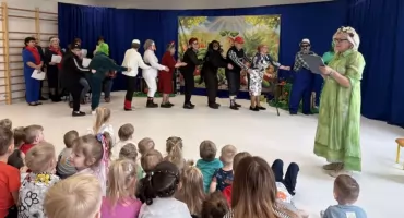 Międzypokoleniowe spotkanie w Czyżewie. Seniorzy wystawili „Rzepkę” dla przedszkolaków [foto]