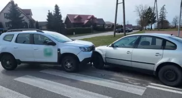 Osobówki zderzyły się w Dąbrówce Kościelnej [FOTO]