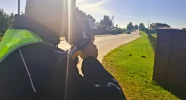 Chwila brawury, dotkliwe konsekwencje. 71-latek bez prawa jazdy