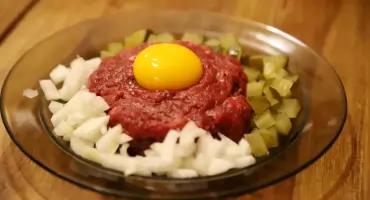 Salmonella w tatarze z popularnego dyskontu. GIS ostrzega