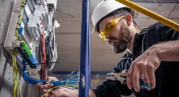 Elektryk – zawód, który wygrywa ze sztuczną inteligencją