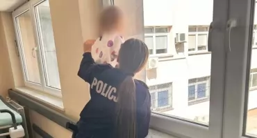 Zapłakana dwulatka uciekła z mieszkania. Policjanci zastali pijanych dorosłych