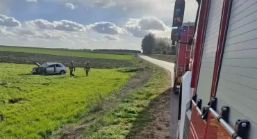 Dachowanie samochodu w pobliżu Wiktorzyna. Dwie osoby trafiły do szpitala