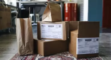 Paczka uszkodzona w transporcie – jak udokumentować szkodę i skutecznie dochodzić odszkodowania