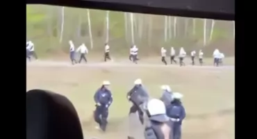 Zamaskowani pseudokibice próbowali zatrzymać autokar kibiców. Interwencja policji przed meczem Jagiellonii 